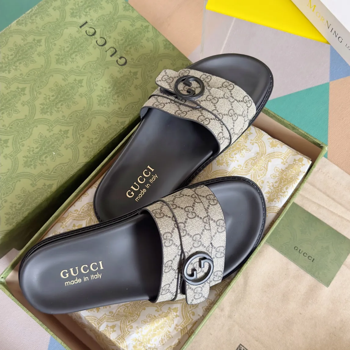 [G Home] Men's Men's Shoes💰:300💰Size:38-45 GUCC Gucci Original Order Quality 🆕2024Gucci Gucci Summer New Style Double G Presbyopia Flip-flops Cross Sandals Thick Sole Slippers Beach Shoes Original Purchase and Development Production G family's 2024 new summer dark horse items, fashion bloggers at home and abroad have put on the show, and it has become popular on social platforms at home and abroad. Fashionistas must pay for it, and they spend a lot of money to create ingenious craftsmanship and accurately restore every detail. Exquisite packaging at the delivery counter🛍📦 ▪️ Fabric: Original imported double G presbyopic leather ▪️ Lining: Original imported leather ▪️ Sole: Original open molded T men's shoes 💰U outsole ▪️ Bottom thickness: 3CM